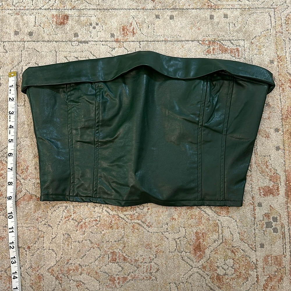 Le Lis collection: green leather top